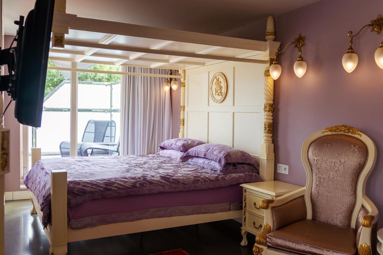 B&B Saint-Georges -Located In The City Centre Of Bruges- Bagian luar foto A bedroom in the hotel