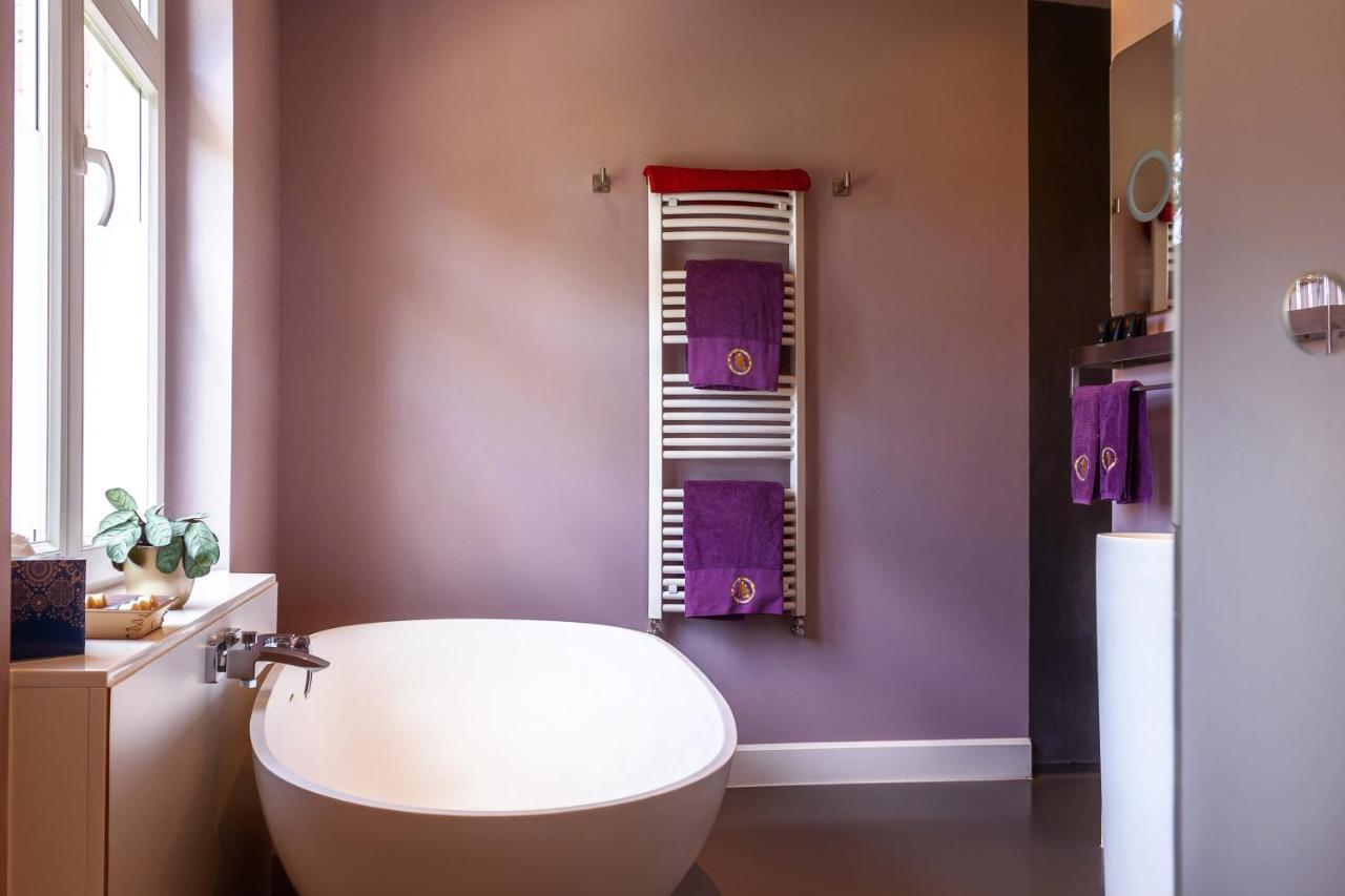 B&B Saint-Georges -Located In The City Centre Of Bruges- Bagian luar foto A towel warmer