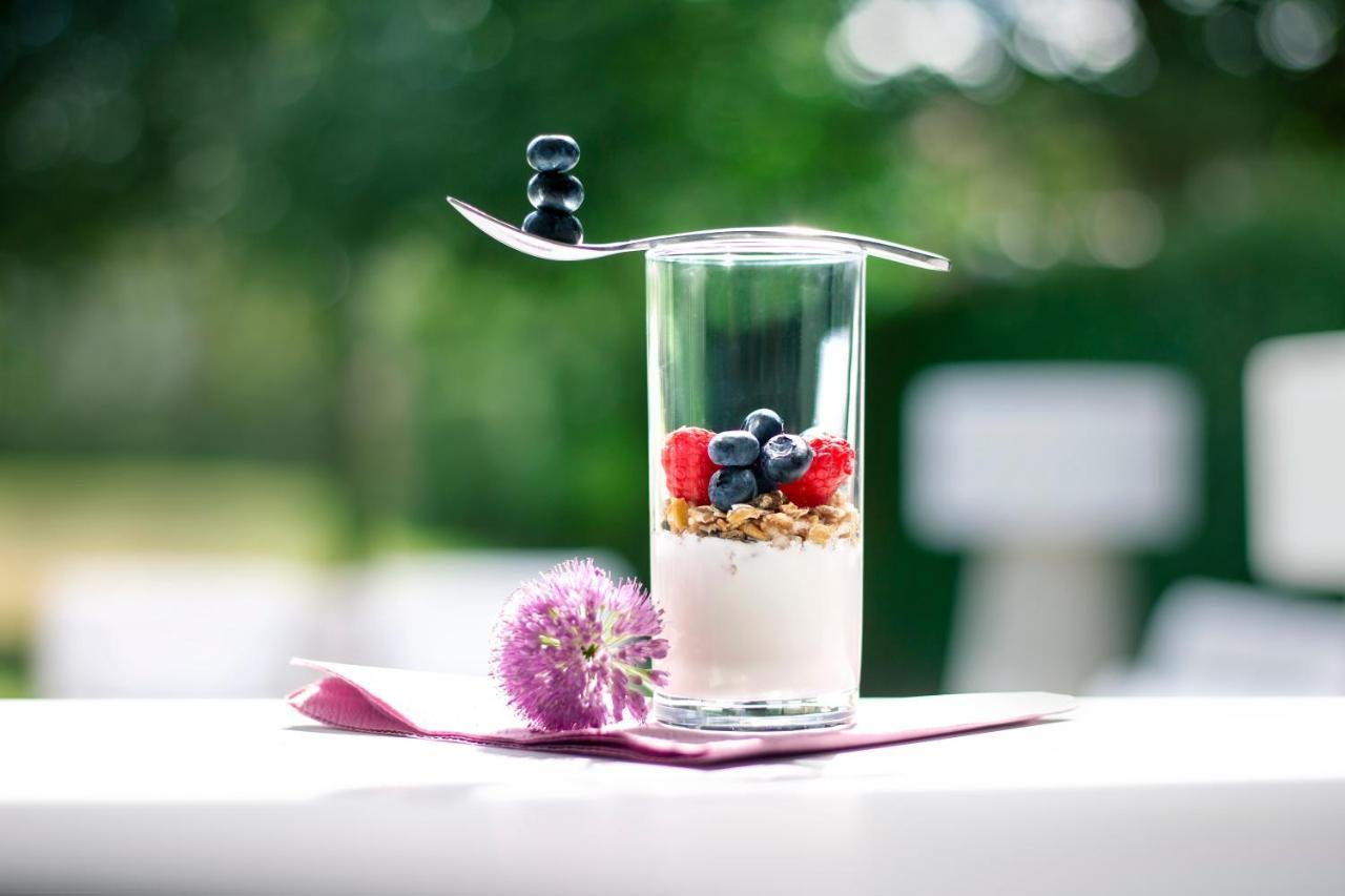 B&B Saint-Georges -Located In The City Centre Of Bruges- Bagian luar foto Yoghurt with fruit