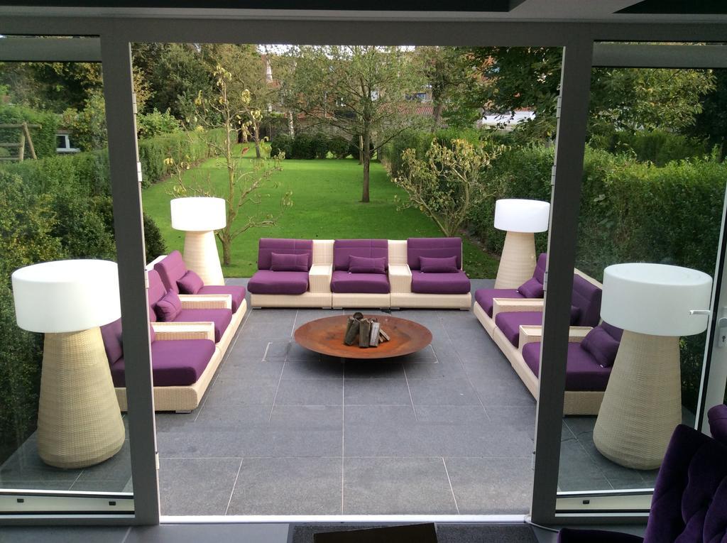 B&B Saint-Georges -Located In The City Centre Of Bruges- Bagian luar foto A patio with a garden furniture set