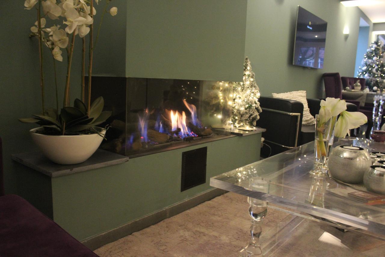 B&B Saint-Georges -Located In The City Centre Of Bruges- Bagian luar foto A fireplace in the lobby of the hotel